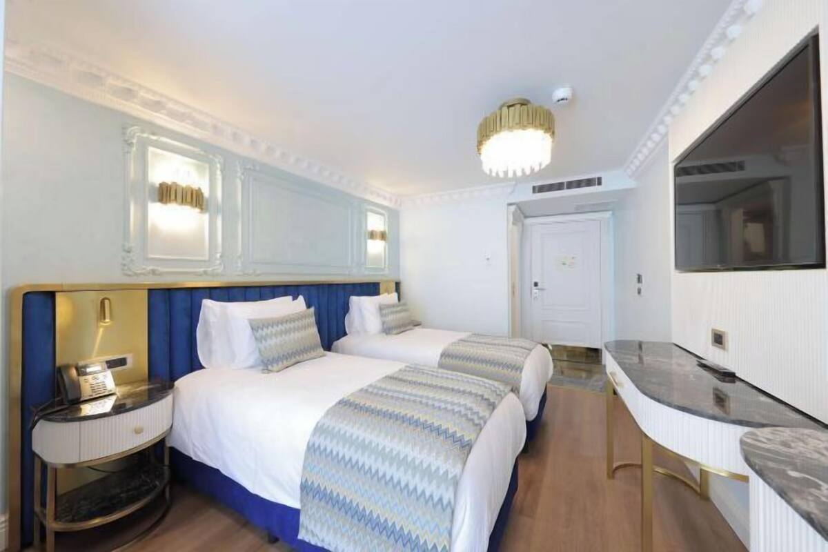 Sengetøy av topp kvalitet, minibar, safe på rommet og skrivebord