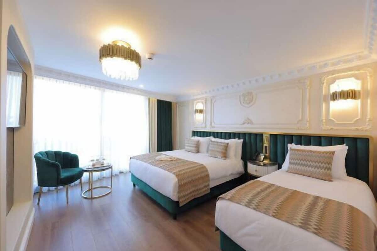 Hochwertige Bettwaren, Minibar, Zimmersafe, Schreibtisch