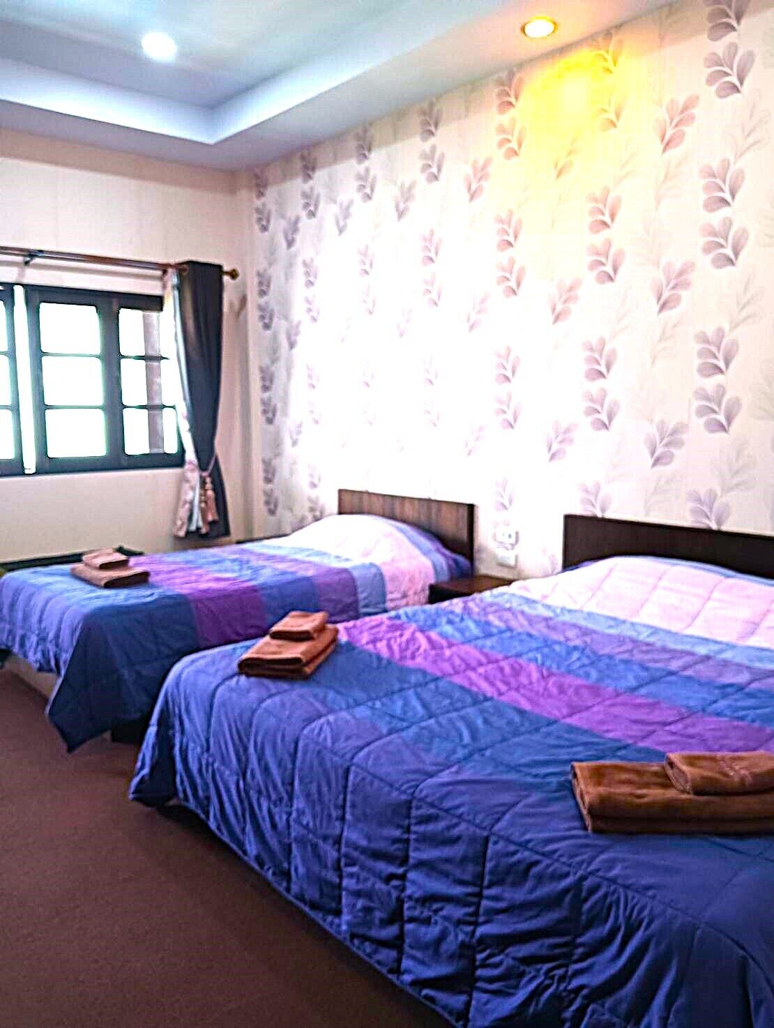 Superior-studio | Kannettavalle tietokoneelle sopiva työtila