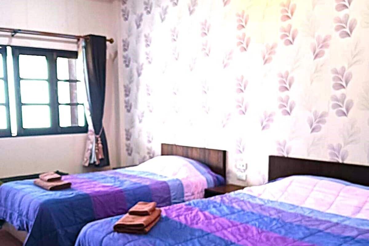 Deluxe Double Studio (2nd Floor Garden Pool view) | 笔记本电脑工作区