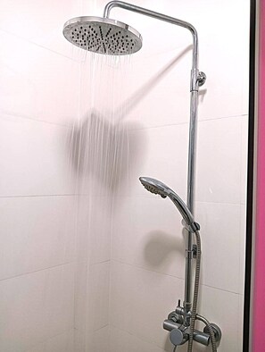 Shower, hair dryer, towels, soap - Samui Platinum Hotel (Koh Samui)