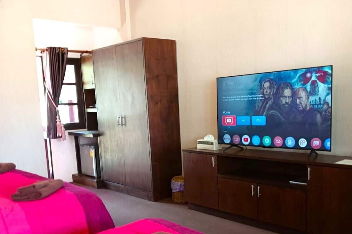 Superior Studio, Garden View | Laptop workspace