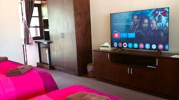 Superior Studio, Garden View | Laptop workspace