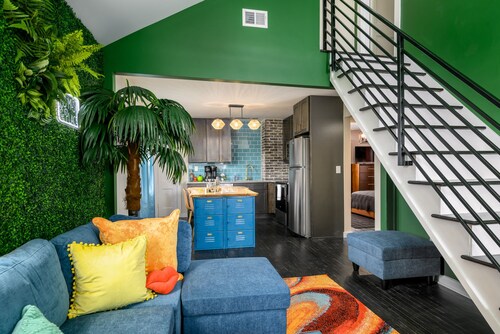 New!  Welcome to the Jungle, Baby! 3br2ba Hot Tub!