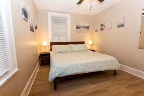 1 bedroom, iron/ironing board, WiFi, bed sheets - Rolston House - 1 Bed House near Xavier & Downtown (Norwood)