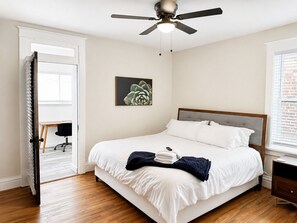 1 bedroom, desk, iron/ironing board, free WiFi - Central Apt with Office & Balcony (Saint Louis)