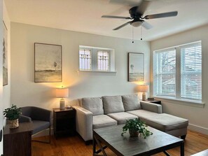 TV - Central Apt with Office & Balcony (Saint Louis)