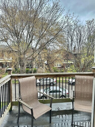 Central Apt with Office & Balcony