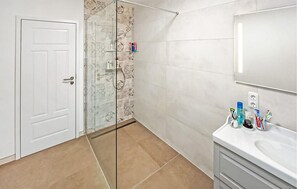 Shower, hair dryer - Stunning apartment in Usedom with WiFi (Usedom)