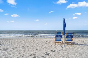 På stranden