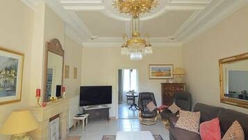 Télévision, table de tennis de table, espaces bureaux