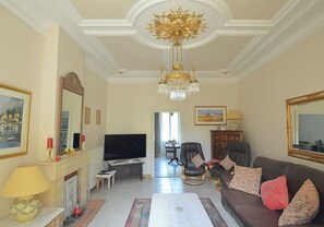 Tv, eldstad, ett bordtennisbord och kontor