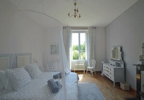 4 chambres, bureau, fer et planche à repasser, lit parapluie