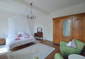 4 soverom, skrivebord, strykejern/-brett og reiseseng for barn