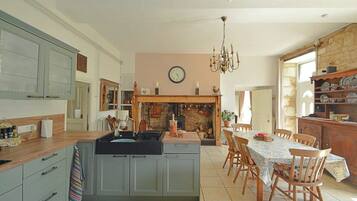 Réfrigérateur, micro-ondes, four, lave-vaisselle