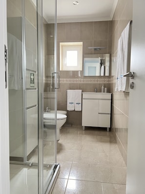 Douche, articles de toilette écologiques, sèche-cheveux, bidet