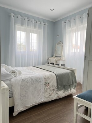 3 chambres, bureau, fer et planche à repasser, lit parapluie