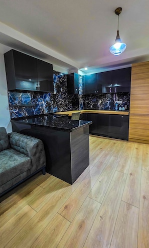 Roupas de cama premium, frigobar, cortinas blackout