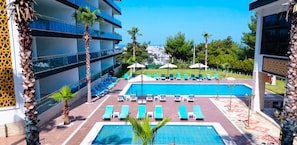 Una piscina al aire libre de temporada