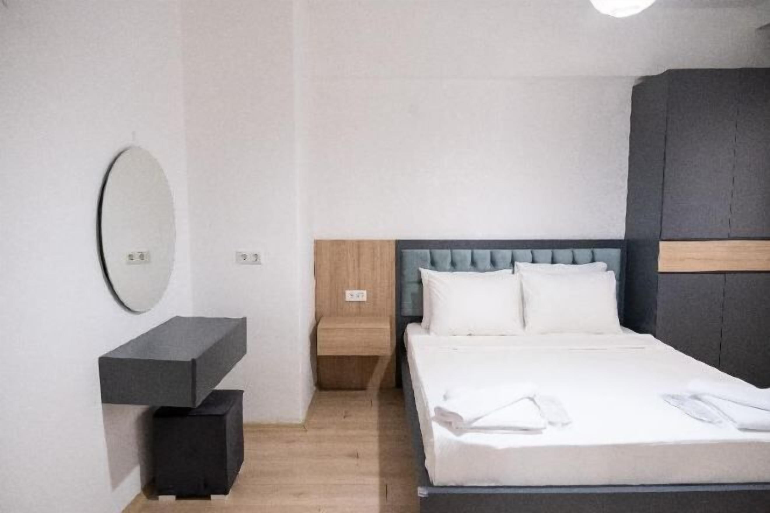 Premium bedding, minibar, blackout drapes, soundproofing