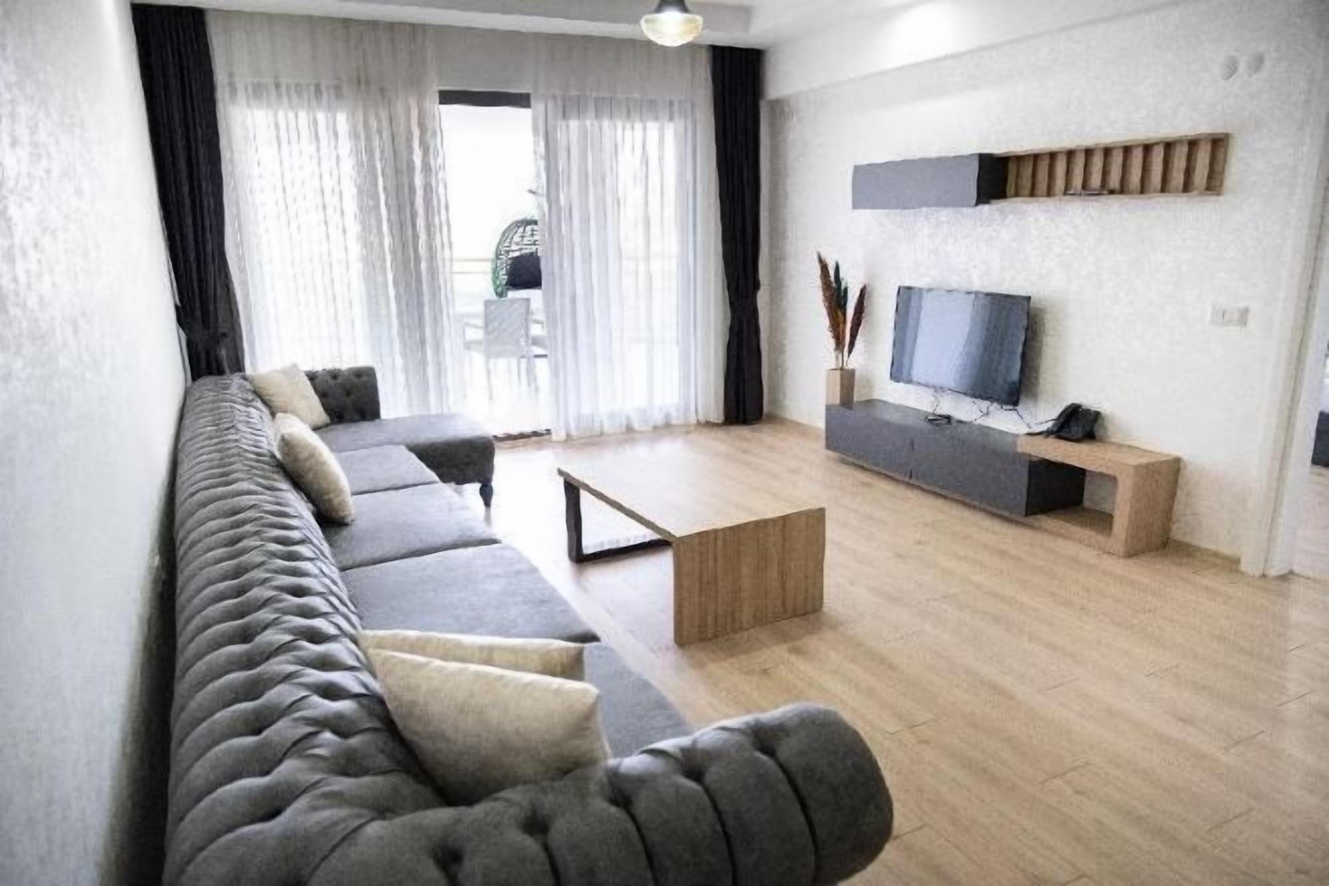 Oppholdsområde | En 130-centimeters LED-TV med kabel-kanaler