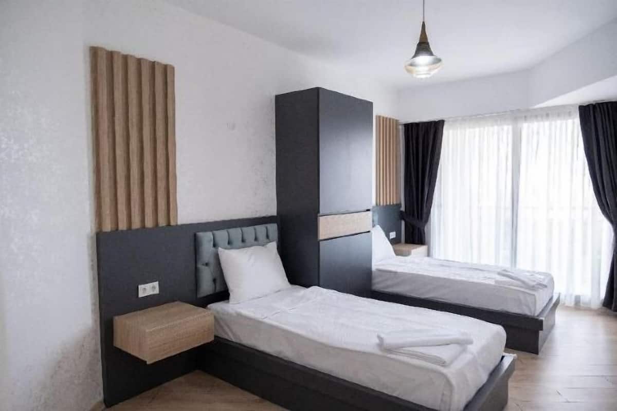 Ropa de cama de alta calidad, minibar y cortinas blackout