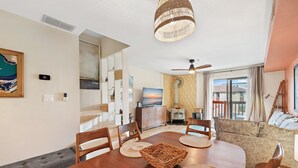 Ein modernes Wohnzimmer mit Essbereich, Kamin und Blick ins Freie.