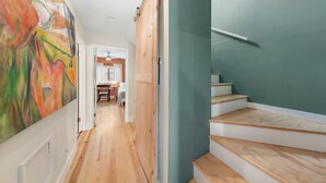 Eine Treppe mit Holzboden und einer grünen Wand.