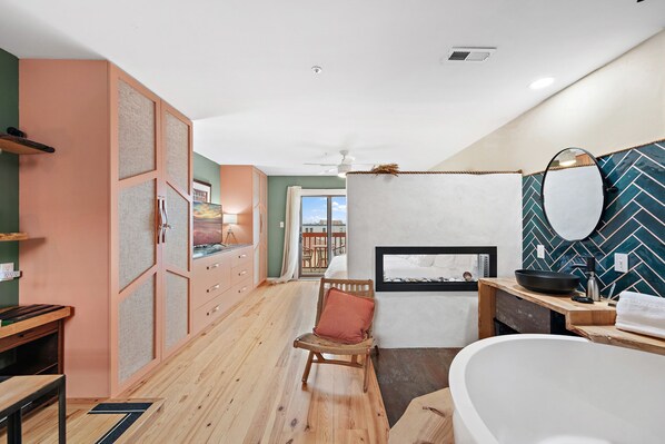 3 habitaciones, escritorio, tabla de planchar con plancha y wifi gratis 