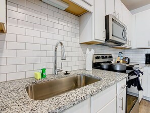 Fridge, microwave, oven, stovetop - Cozy Apartment 10 mins to Disney (Kissimmee)