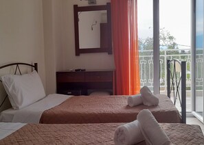 Habitació triple estàndard, vistes al pati | Caixa forta a l'habitació, planxa i posts de planxar i wifi gratuïta