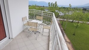 Standard-Vierbettzimmer | Terrasse/Patio