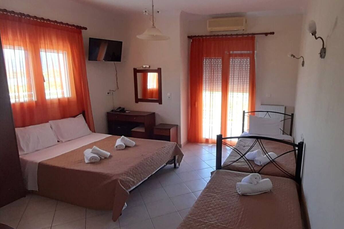 Standard Quadruple Room | In-room safe, iron/ironing board (on request), WiFi (free)