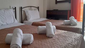 خزنة داخل الغرفة ومكواة/لوح كي وواي فاي مجانًا