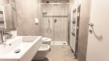 Doccia, asciugacapelli, bidet, asciugamani