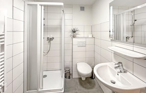 Shower, hair dryer - Ferienwohnung Waren (Müritz) (Waren (Müritz))