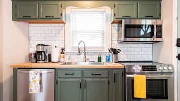 Kjøleskap, mikrobølgeovn, ovn og kokeplater