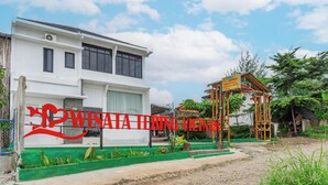 A two-story building with a sign reading "WISATA TEBING VIETNAM". - Hotel O Tebing Vieatnam (Bandar Lampung)