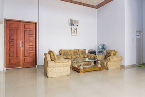 Lobby sitting area - Hotel O Tebing Vieatnam (Bandar Lampung)