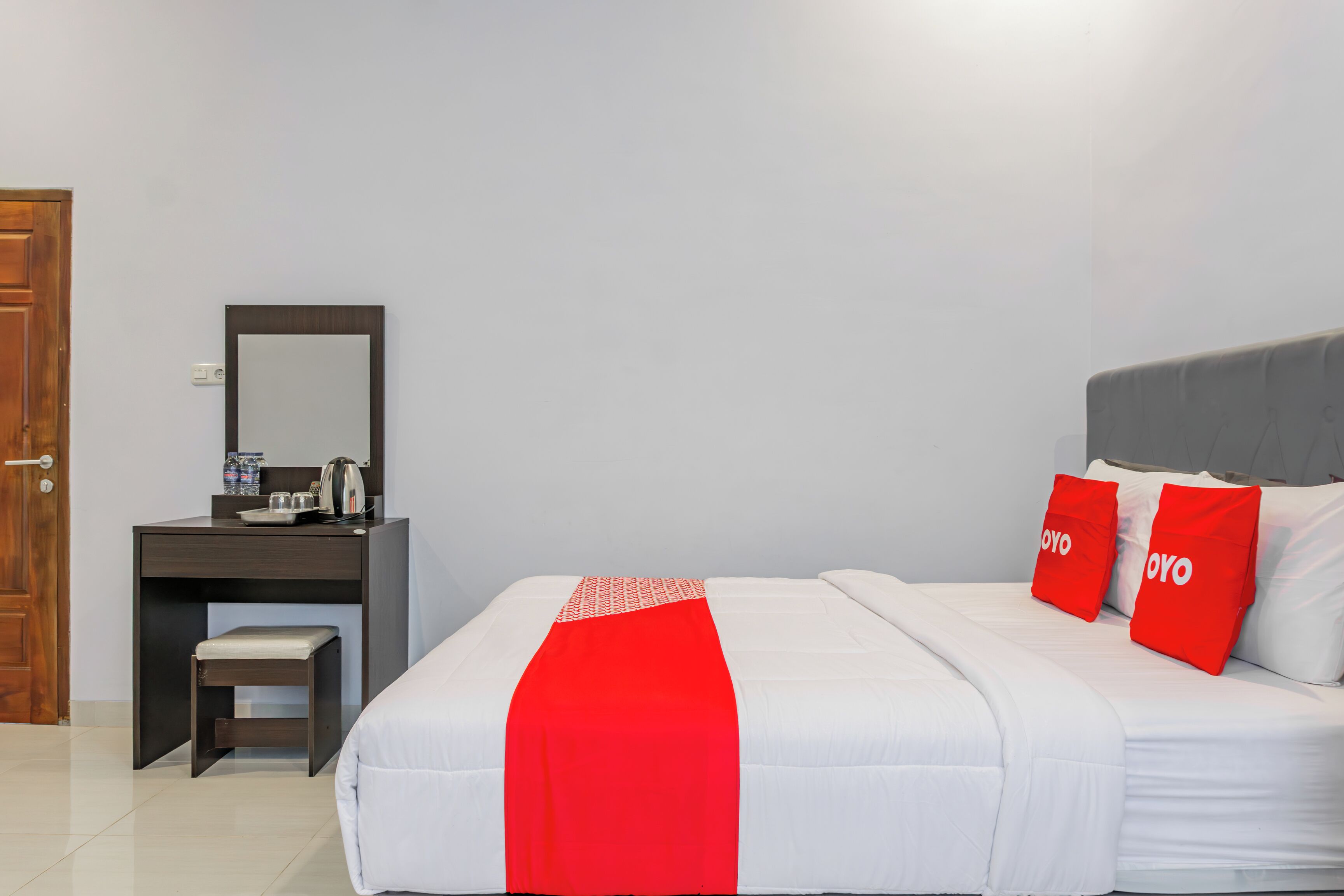 Una camera d'albergo con un letto, una scrivania e una sedia.