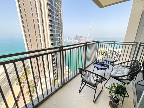 Elite Apartment | Balcony - HiGuests - Emaar 5242 Tower (Dubai)
