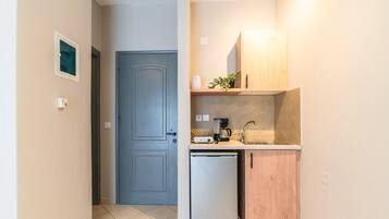 Deluxe Triple Room, Balcony, Sea View | Private kitchen | Mini-fridge, coffee/tea maker, electric kettle, cookware/dishes/utensils