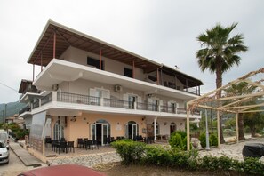 Front of property - Blue Hug Apartments (Igoumenitsa)