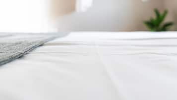 Habitación estándar, balcón, vista al jardín | Ropa de cama hipoalergénica y decoración personalizada