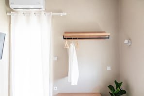 Standard Room, Balcony, Garden View | Hypo-allergenic bedding, individually decorated, individually furnished - Blue Hug Apartments  (Igoumenitsa)