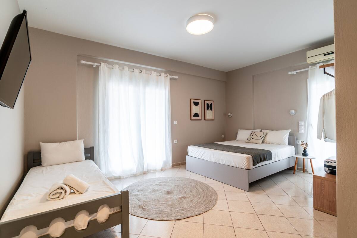 Deluxe Triple Room, Balcony, Sea View | Hypo-allergenic bedding, individually decorated, individually furnished