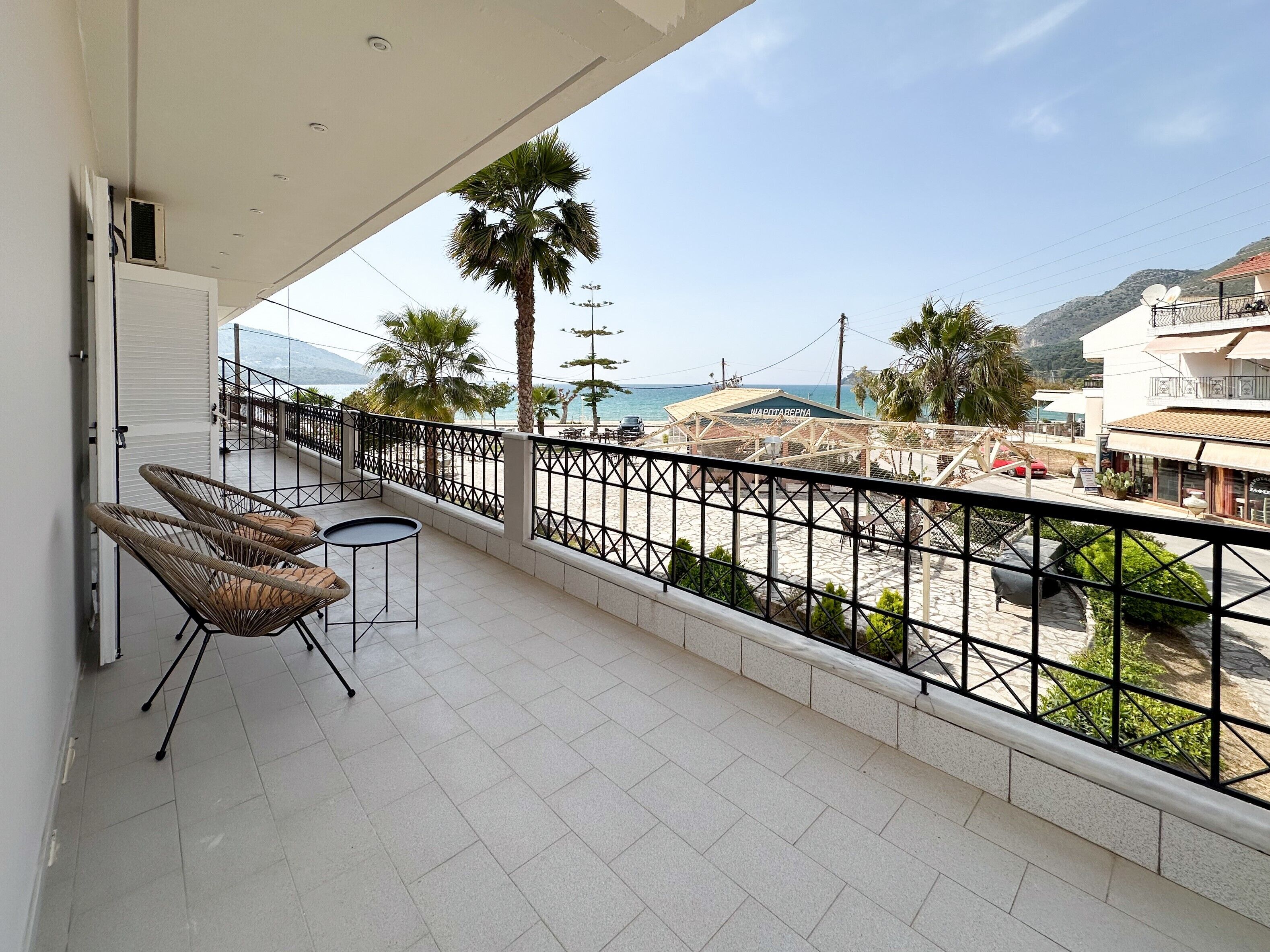 Habitación triple Deluxe, balcón, vista al mar | Terraza o patio