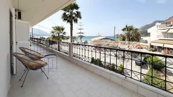 Habitación triple Deluxe, balcón, vista al mar | Terraza o patio