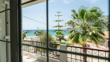 Habitación triple Deluxe, balcón, vista al mar | Terraza o patio