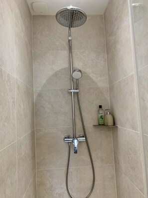Douche, séchoir à cheveux, serviettes fournies, savon